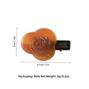 Détail de la pince à cheveux rose en acétate ambré de 4,5cm avec logo France Handmade