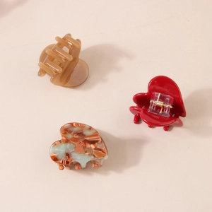 Trois petites pinces à cheveux en acétate en forme de cœur, coloris caramel et rouge