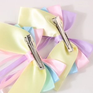 Lot de deux pinces à cheveux nuds en satin coloré avec de longs rubans élégants