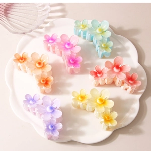 Ensemble de six pinces à cheveux à fleurs colorées avec finition mate dégradée sur plateau