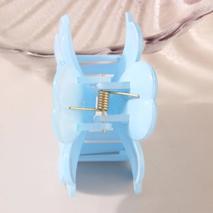 Hellblauer Schmetterling Haarklammer mit goldener Metallfeder für elegante Hochsteckfrisuren