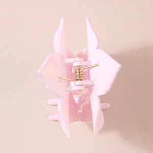 Pince à cheveux fleur de frangipanier rose clair élégante avec un design floral brillant
