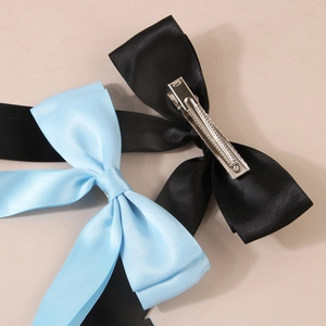 Elegante 4cm doppelseitige Satinband-Bogen-Haarspangen in Schwarz und Hellblau