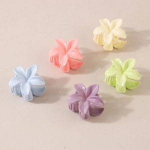 Set mit fünf minimalistischen Blumen-Haarklammern in verschiedenen Pastell-Matttönen