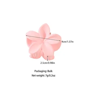 Rosa mattierte Blumen-Haarklammer mit Feder, 4cm Durchmesser auf weißem Hintergrund