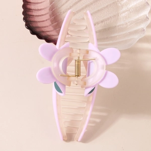 Pince à cheveux florale lavande pastel pour cheveux épais sur un plateau décoratif