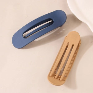Détails de pinces à cheveux mates de 11cm en bleu marine et beige au design épuré creux