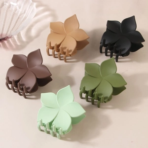 Fünfteiliges Set mattierter Blumen-Haarklammern in Schwarz, Beige, Grün und Braun