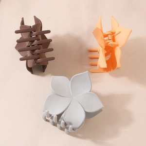 Drei matte Blumen-Haarklammern in Kaffee, Orange-Rosa und Blau mit robusten Metallfedern