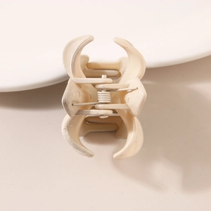 Minimalistische beige matte Haarklammer mit abgerundeten Zinken und silberner Feder