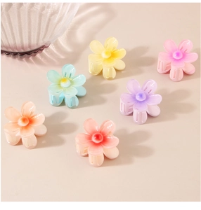 Vue détaillée de six pinces à cheveux fleur en résine pastel aux tons macaron élégants