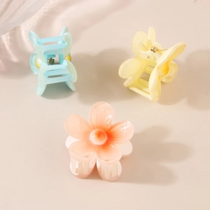 Trois pinces à cheveux fleurs élégantes en rose pastel jaune et bleu matifié