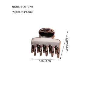 Dettaglio della molletta a nuvola con dimensioni 4cm x 3,5cm e un peso di soli 7,4g
