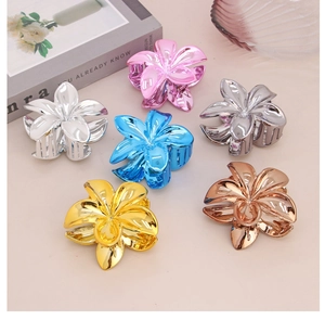 Lot détaillé de six pinces à cheveux Plumeria métalliques en or, argent et couleurs vives