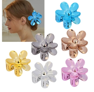 Dettaglio di mollette per capelli a fiori metallici in sei finiture eleganti