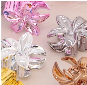 Détails de pinces à cheveux en forme de fleur avec finitions métalliques or et argent
