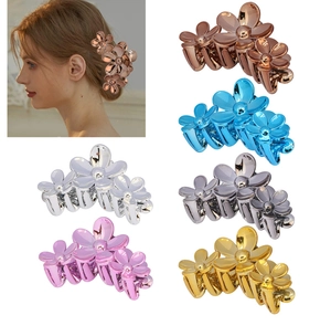 Détail de pinces à cheveux fleurs en métal élégantes en six finitions galvanisées