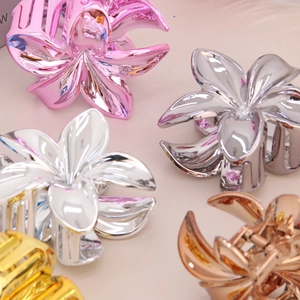 Pinces à cheveux fleurs de frangipanier en métal doré et argenté avec finition brillante