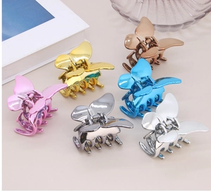 Detailansicht der Schmetterlings-Haarklammern in verschiedenen Metallic-Farben wie Gold