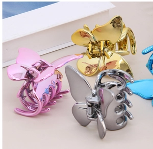 Detailansicht eleganter Schmetterlings-Haarklammern in Gold, Silber, Rosa und Blau-Finish