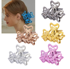 Détail de pinces à cheveux papillon évidées aux couleurs métalliques et coiffure