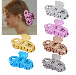 Détail de pinces à cheveux design chaîne en six finitions métalliques pour coiffures stylées
