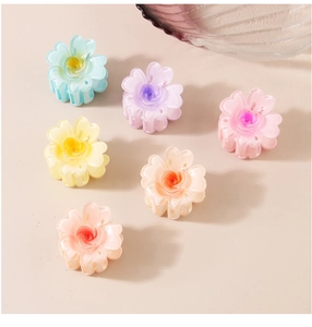 Détails de six petites pinces à cheveux en forme de fleurs aux couleurs pastel macaron