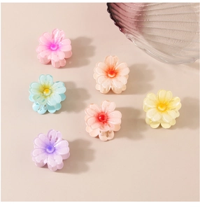 Lot de six mini pinces à cheveux en résine mate en forme de fleurs aux tons pastel