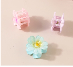Vue détaillée de petites pinces à cheveux fleurs mates en rose, violet et vert menthe