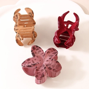 Eleganti mollette per capelli floccate leopardate e in tinta unita per donne in stile autunno