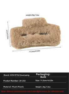 Détail d'une grande pince à cheveux en peluche marron de 11,5 cm avec ressort robuste
