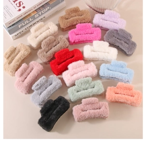 Vue détaillée de grandes pinces à cheveux en peluche dans diverses couleurs d'hiver