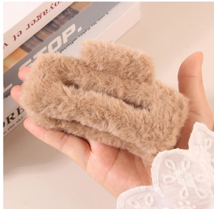 Détail d'une grande pince à cheveux en peluche marron clair avec fourrure douce