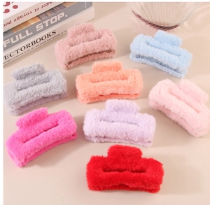 Vue à plat de grandes pinces à cheveux en peluche en huit couleurs assorties pour l'hiver