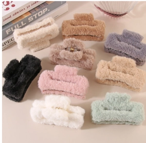 Vue à plat de neuf pinces à cheveux rectangulaires en peluche de diverses couleurs