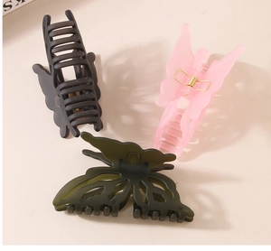 Lot de trois pinces à cheveux papillon mates en noir, rose et vert foncé avec ressort doré