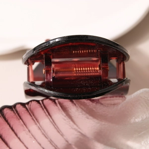 Pince à cheveux mate ovale et plate rouge ambre, finition translucide avec ressort fort