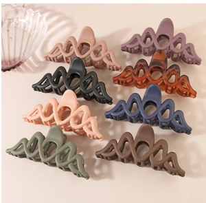 Huit grandes pinces à cheveux mates ajourées en plusieurs coloris disposées à plat