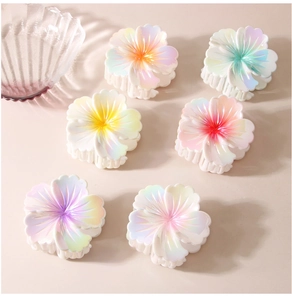 Détail de pinces à cheveux en forme de fleur perlée AB pour un style balnéaire