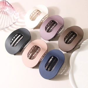 Pinces à cheveux rondes en PC mat aux couleurs assorties avec forte adhérence et design