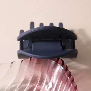 Pince à cheveux mate bleu marine en PC avec forte adhérence et design géométrique rond