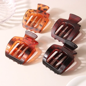 Lot de quatre barrettes trapèze aux motifs écailles de tortue et nuances de marron