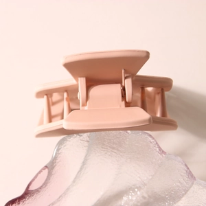Pince à cheveux trapèze irrégulière pêche mate pour femme au design géométrique chic