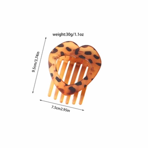 Pince à cheveux cœur plat avec motif léopard affichant les dimensions 9,5cm et 7,5cm