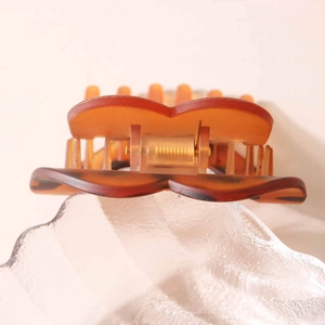 Pince à cheveux cœur ambre plat avec motif écaille et poignée métallique robuste