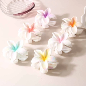 Lot de six pinces à cheveux fleur de frangipanier nacrées et colorées pour les vacances d'été