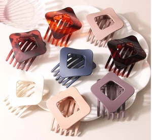 Lot de pinces à cheveux carrées évidées en divers coloris mats et motifs écailles