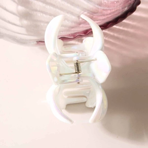 Pince à cheveux fleur de frangipanier blanche irisée avec ressort en métal