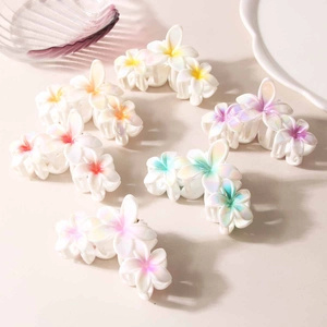 Pince à Cheveux Frangipanier Iridescente Design 3 Fleurs Résine Nacrée Barrettes Antidérapantes pour Femmes Accessoires Plage