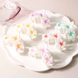 Pinces à cheveux élégantes en forme de frangipanier blanc aux couleurs variées pour coiffure